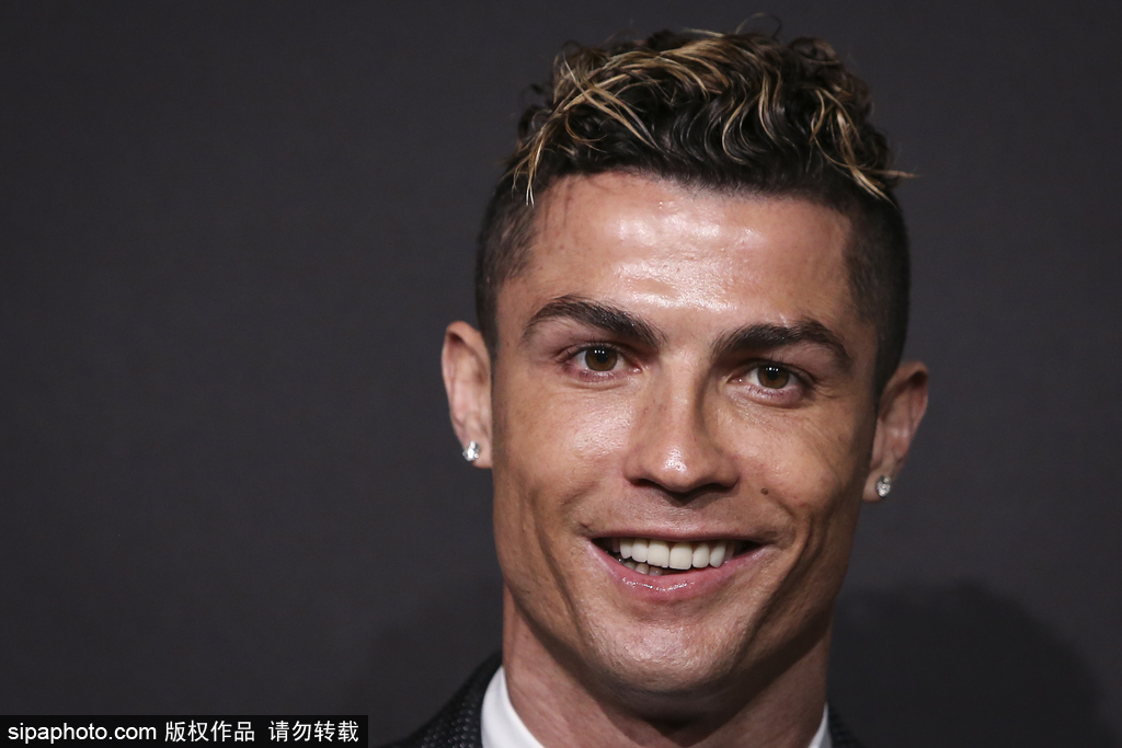 梅西太内向了，主持人说第一句就想拿着奖杯走，不到三年拿四冠（梅西被调侃太内向：刚开口就想捧杯走人，三年未满豪取四冠）