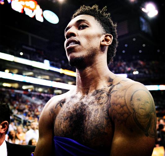 记者：佛罗伦萨球员不满基恩500万高薪，后者态度也存在问题（记者称佛罗伦萨队内对基恩500万年薪不满，其态度亦遭质疑）