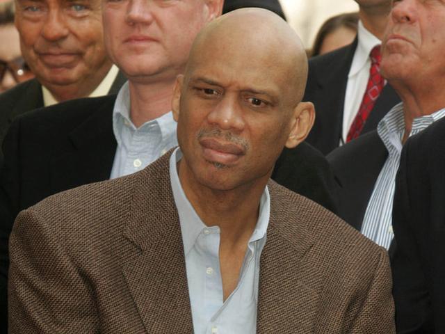 足球英超本轮最佳阵公布，新援发挥亮眼（英超本轮最佳阵容出炉，新援表现抢眼）