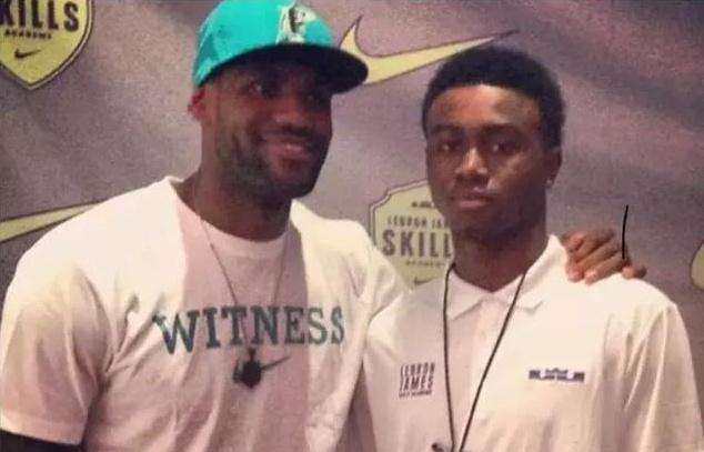 费城内线强势统治篮下（费城内线霸气掌控禁区）