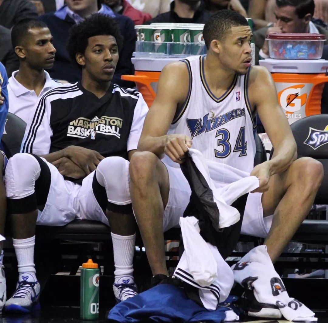 铜梁龙祝贺海港三连冠：你们展现了王者之师应有的底蕴与风范（铜梁龙贺海港三连冠：王者底蕴与风范尽显）