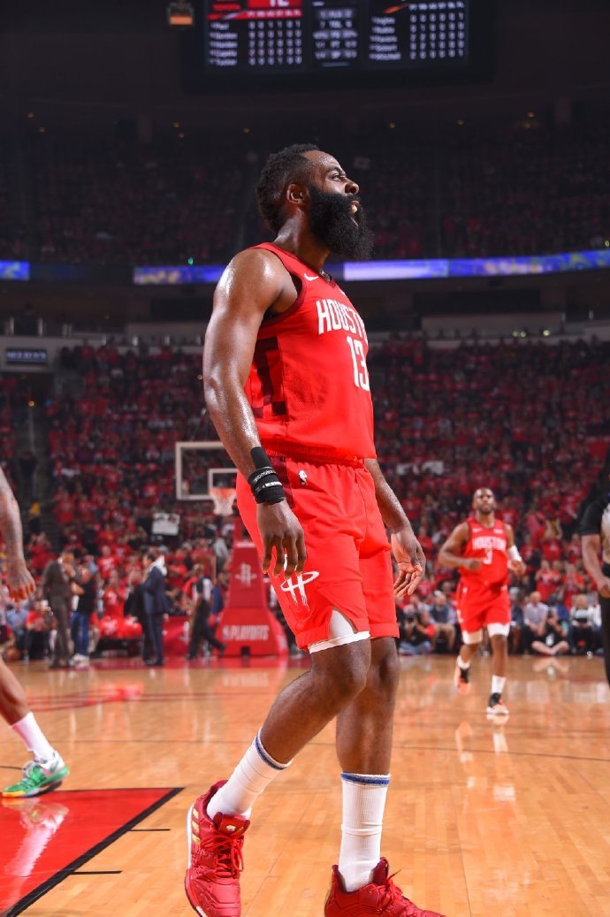 巴蒂：劳塔罗和小蜘蛛可以一起上，但其中一人必须做出牺牲（巴蒂：劳塔罗与小蜘蛛可同场，但需一人为团队让步）