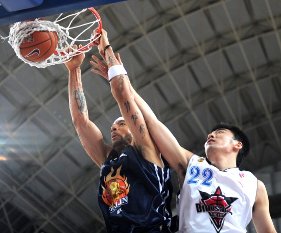 麦克丹尼尔斯第三节5中5轰12分，带领森林狼迫近比分（麦克丹尼尔斯第三节5投全中砍12分，助森林狼迫近比分）