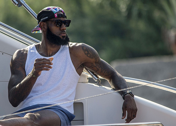 篮球湖人球员场上发挥获得球迷认可（湖人球员出色表现赢得球迷称赞）