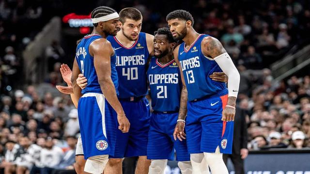 洛杉矶快船负于森林狼，经历逆转五连胜，森林狼展现顽强斗志，快船失误多，火力不足。（森林狼逆转击败快船，终结其五连胜，快船失误偏多火力不济）